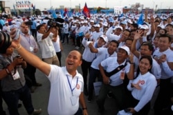 រូប​ឯកសារ៖ លោក ហ៊ុន ម៉ានី អ្នក​តំណាងរាស្ត្រ​នៃ​គណបក្ស​ប្រជាជន​កម្ពុជា និង​ជា​កូន​ប្រុស​របស់​លោក​នាយករដ្ឋមន្ត្រី ហ៊ុន សែន ថត​រូប​ជាមួយ​យុវជន​កម្ពុជា​ក្នុង​អំឡុង​យុទ្ធនាការ​បោះឆ្នោតមួយ​កាល​ពី​ថ្ងៃ​ទី​២៧​ ខែ​កក្កដា ឆ្នាំ​២០១៨។ ការ​បោះឆ្នោត​នៅ​ថ្ងៃ​ទី​២៩