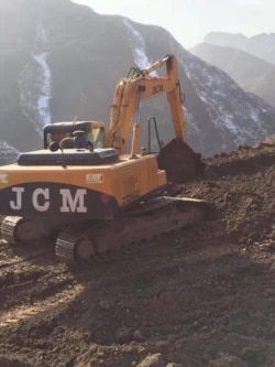 位于甘肃省天水市武山县的“武山甘肃华夏春秋(天水.铁笼山)文化旅游影视基地”施工项目，工人开凿人工湖并埋设管线。(照片提供：何林)