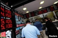 People change money at a currency exchange office in Istanbul, Turkey, April 11, 2018.