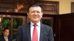 រូបឯកសារ៖ លោក កឹម សុខា មេដឹក​នាំ​បក្ស​ជំទាស់​និយាយ​ជាមួយ​អ្នក​សារព័ត៌មាន​នៅ​ក្នុង​គេហដ្ឋាន​របស់​លោក​មុន​នឹង​ចេញ​ទៅ​សាលាដំបូង​រាជធានី​ភ្នំពេញ​ដើម្បី​ចូល​រួម​សវនាការសវនាការ​សប្តាហ៍​ទីពីរ លើ​សំណុំរឿង ដែល​លោក​ត្រូវបាន​ចោទបទ «ឃុបឃិតជាមួយរដ្ឋបរទេស»។