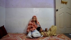 Kulsoom, 33 ans, mère de six enfants, survivante d’une attaque à l’acide par son mari en 2008, Karachi, 16 décembre 2011. (Reuters)