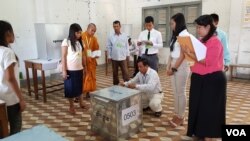 ក្រុម​មន្ត្រី​រៀបចំ​ការ​បោះឆ្នោត បាន​ប្រមូល និង​រាប់​សន្លឹក​ឆ្នោត នៅ​ការិយាល័យ​បោះឆ្នោតក្នុង​សាលា​បឋមសិក្សា​ស្លាកែត នៅ​ថ្ងៃ​ទី៤ ខែ​មិថុនា ឆ្នាំ២០១៧។ (អ៊ិត សូធឿត/VOA)