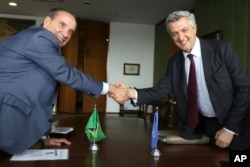 Filippo Grandi, alto comisionado de las Naciones Unidas para los Refugiados, derecha, posa con el canciller de Brasil, Aloysio Nunes, después de la Reunión Consultiva Latinoamericana y Caribeña para el Pacto Mundial de Refugiados en Brasilia, Brasil, el lunes 19 de febrero de 2018.