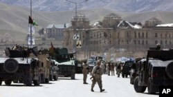 Petugas keamanan Afghanistan tiba di lokasi serangan bom bunuh diri dekat rumah kediaman Capres Afghanistan, Ashraf Ghani Ahmadzai, di Kabul (25/3).