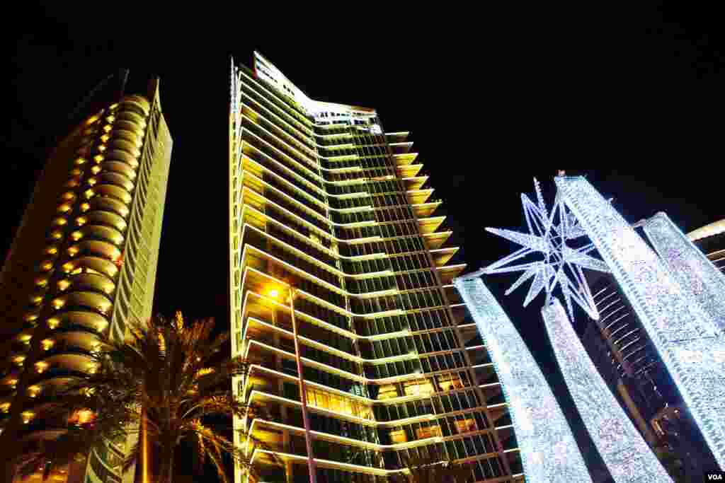 Backed by new apartment highrises, Christmas stars signal start of Christmas Bazaar on the Marina waterfront of Beirut&#39;s St. George&#39;s Bay, Lebanon, December 2012. (VOA/V. Undritz)