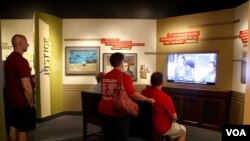 Visitors watching a documentary video about a testimony at the US Holocaust Memorial Museum in Washington D.C. (Sreng Leakhena/VOA Khmer)