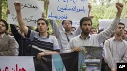 Iranian students chant slogans while holding a picture of Israeli President Shimon Peres upside down during a demonstration outside a UN building in Tehran to protest against a deadly Israeli raid in international waters on a Gaza-bound aid ship (File Ph