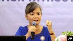 រូបឯកសារ៖ អ្នកស្រី មូរ សុខហួរ អនុប្រធានគណបក្សសង្គ្រោះជាតិ ដែលត្រូវបានតុលាការរំលាយចោល ថ្លែងក្នុងសន្និសីទសារព័ត៌មានមួយនៅទីក្រុងហ្សាការតា ប្រទេសឥណ្ឌូនេស៊ី កាលពី​ថ្ងៃទី៣០ ខែកក្កដា ឆ្នាំ២០១៨។ 