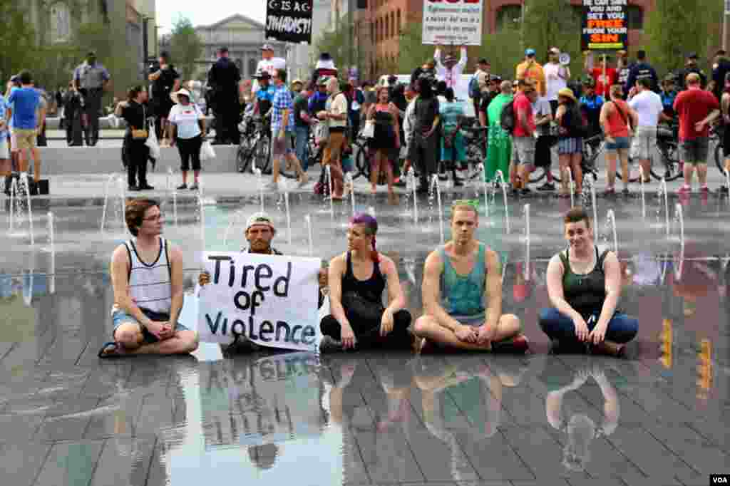 Protesters sit in the fountain in Cleveland Public Square before the final day of the Republican National Convention. (M. Bush/VOA)
