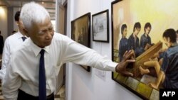 Nghệ sĩ Vann Nath mô tả bức tranh của mình trong một cuộc triển lãm tại Phnom Penh (hình chụp ngày 12/7/2007)