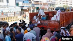 ঢাকায় সরকারের খোলা বাজার বিপণন (ওএমএস) প্রক্রিয়ার অধীনে লোকজন ট্রাক থেকে তুলনামূলকভাবে স্বল্প মূল্যে খ্যাদ্যদ্রব্য কিনছেন। ফটোঃ ১১ নভেম্বর, ২০২৪।