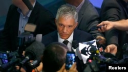 Jaksa Agung Swiss, Michael Lauber (tengah) memberi keterangan kepada pers di Bern, Swiss, Rabu (17/6).