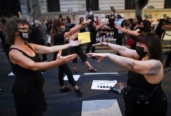 Bailarines de tango protestan en demanda de nuevos protocolos para poder trabajar durante la actual pandemia de la enfermedad por coronavirus (COVID-19), en Buenos Aires. Foto publicada el 29 de marzo de 2021.