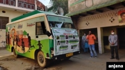 រថយន្ដ​វ៉ែន​ដែល​បំពាក់​ដោយ​ឧបករណ៍​បំពង​សំឡេង​សម្រាប់​ជួយ​គ្រូបង្រៀន​ក្នុង​ការ​បង្រៀន​ដល់​សិស្ស​នៅ​តាម​ដង​ផ្លូវ​ក្នុង​ភូមិ Kanwarsika។