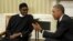 Shugaba Barack Obama na Amurka yana ganawa da shugaba Muhammadu Buhari na Najeriya a ofishinsa dake cikin fadar White House, Litinin 20 Yuli, 2015.
