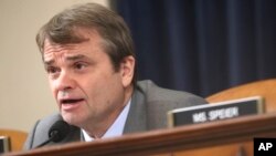 Конгресмен-демократ Майк Квіглі під час слухань у Конгресі США.