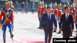 蒙古總理奧雲額爾登·魯布桑那木斯萊與中國副主席韓正在烏蘭巴托政府宮前檢閱儀仗隊。2024年9月7日。 (美國之音 阿南德·圖穆爾托古)