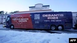 Autobus iz predsedničke kampanje guvernera Floride Rona Desantisa ispred hotela u Mančesteru u Nju Hempširu, 21. januara 2024. (Foto: AFP/Timothy A. Clary)