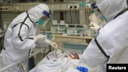 Petugas medis merawat pasien yang terpapar virus corona di rumah sakit Zhongnan, Wuhan, Hubei, China (foto: ilustrasi). 