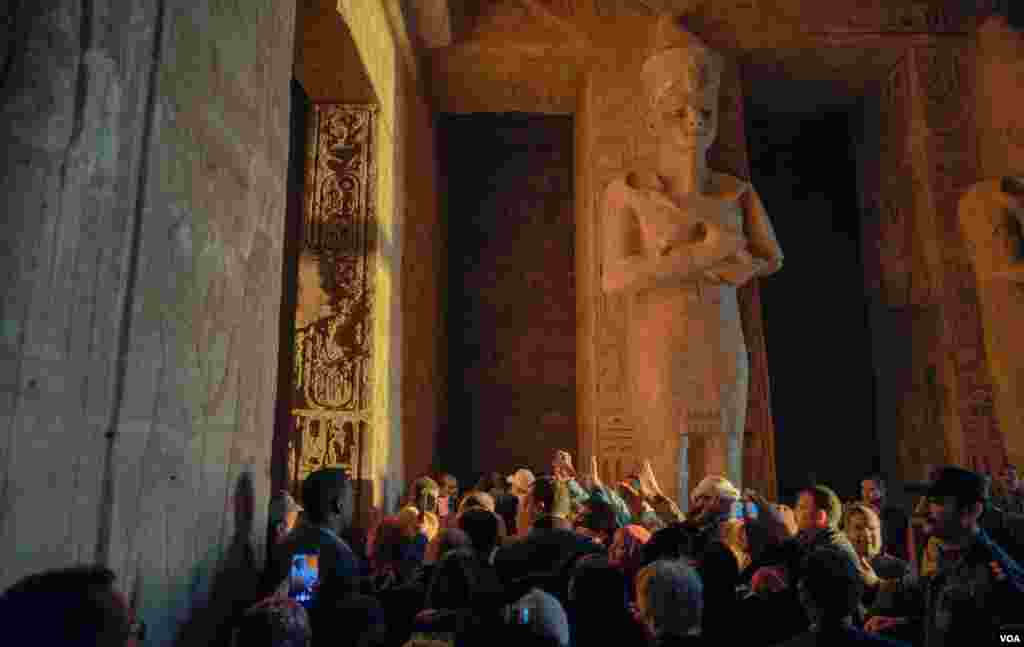 During the 18 minutes of the solar event, more than 4,500 tourists were able to watch the phenomenon; each tourist can observe for just for a few seconds and take a quick photo. (Hamada Elrasam/VOA)