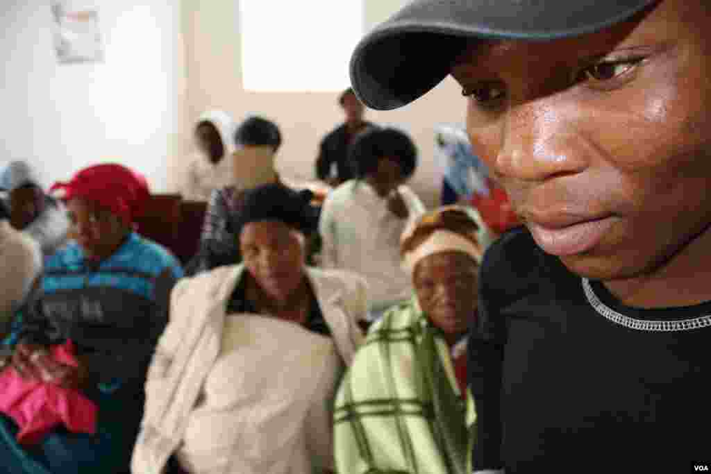 Gashe waits with a crowd of people to receive medical attention at Nkanya Clinic (VOA/D.Taylor)