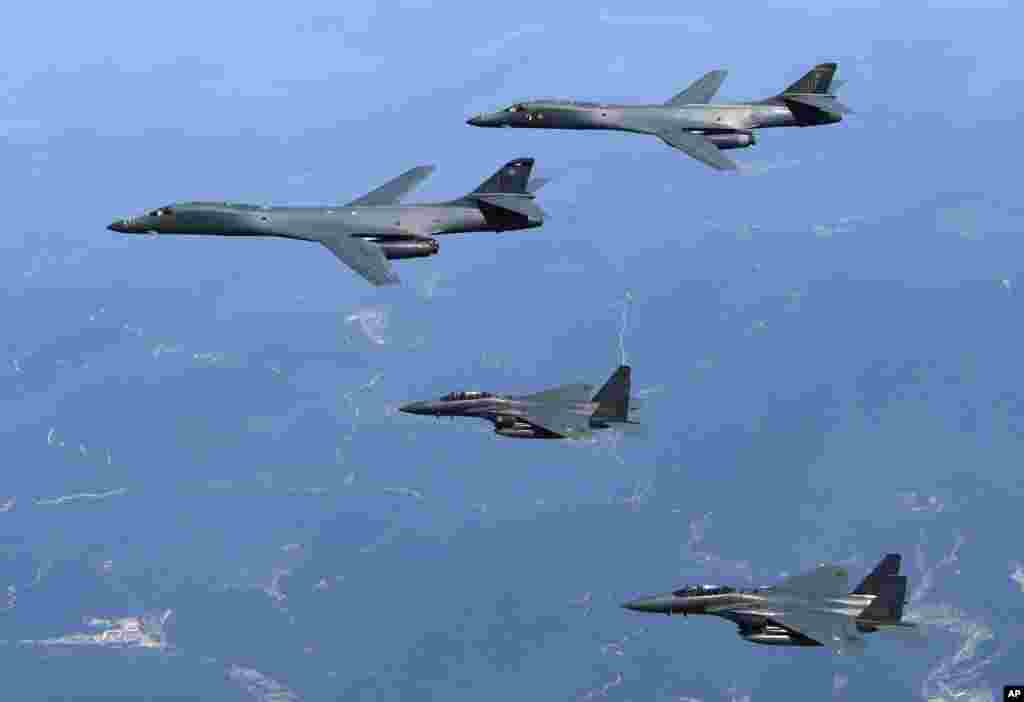 Dua pesawat pembom B-1B Amerika dan pesawat tempur Korea Selatan F-15K terbang di atas Semenanjung Korea, Korea Selatan.
