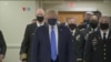 Trump Memakai Masker di Publik di Tengah Lonjakan Kasus COVID-19