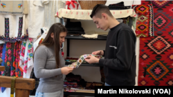 Сара Јакимовска (лево) и Дамјан Ристовски (десно), сопственици на првиот дуќан за ткаење носии во Северна Македонија, на 08 јануари 2025 година во Скопје. 