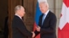 Le président Biden et le président Poutine se serrent la main à leur arrivée à Genève, le 16 juin 2021