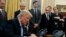 Tân Tổng thống Donald Trump ký các sắc lệnh hành pháp trong Phòng Bầu dục của Toà Bạch Ốc, 23/1/2017.