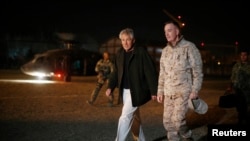 Menhan AS Chuck Hagel (kiri) disambut oleh panglima pasukan internasional di Afghanistan Jenderal Joseph Dunford saat tiba di Kabul (8/3). 