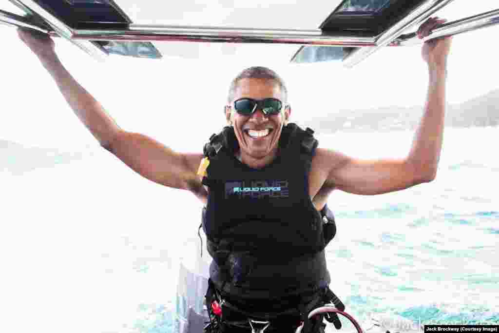 Barack Obama apprend à faire du kitesurf lors de ses vacances sur l'Ile Necker, Hawaï, janvier 2017. (Photo Jack Brockway)