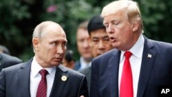 Presiden AS Donald Trump (kanan) berbincang dengan Presiden Rusia Vladimir Putin di Danang, Vietnam, 11 November 2017. 