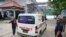 Chiếc xe cứu thương đưa một chiếc quan tài đến phà để đưa đến trại tù Nusa Kambangan, 17/1/15