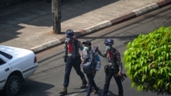 Polisi menahan jurnalis Myanmar Now di Yangon, Myanmar, pada 27 Februari 2021. Kebebasan pers di Myanmar memburuk sejak kudeta militer pada awal Februari lalu. (Foto: AFP)