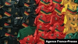 Des maillots de l'équipe camerounaise en vente au marché central de Yaoundé, Cameroun, le 5 Janvier 2022. 