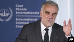 一名阿富汗妇女在喀布尔国际机场从直升机窗口向外眺望，阿富汗妇女在国际妇女节乘坐飞机环绕喀布尔上空纪念这个节日。