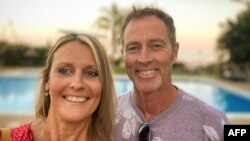 ব্রিটেনের পররাষ্ট্র, কমনওয়েলথ ও উন্নয়ন দপ্তরের মাধ্যমে ক্রেগ ও লিন্ডসে ফোরম্যানের পরিবারের কাছ থেকে এই দম্পতির তারিখবিহীন ছবি। কোন স্থানে এই ছবিটি তোলা হয়েছে তা জানা নেই। লন্ডন, ১৫ ফেব্রুয়ারি, ২০২৫। 