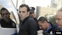 Salah satu pelaku unjuk rasa anti-Wall Street di Times Square, ditangkap oleh polisi kota New York (15/10).