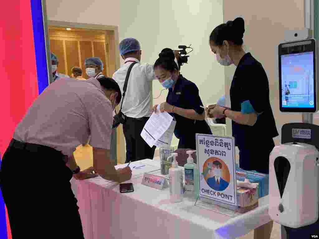 អ្នក​ស្ម័គ្រចិត្ត​ចាក់​វ៉ាក់សាំង​ បំពេញ​លិខិត​ព្រម​ព្រៀង​ចាក់​វ៉ាក់សាំង​កូវីដ១៩ នៅ​មន្ទីរពេទ្យ​កាល់ម៉ែត​ នៅ​ភ្នំពេញ​ ថ្ងៃ​ទី១០​ ខែ​កុម្ភៈ ឆ្នាំ​២០២១។ (ហ៊ាន សុជាតា​​/វីអូអេ)