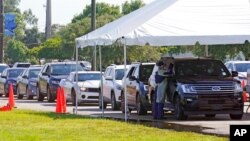 Arhiva - Automobili stoje u koloni u Majami Dejd Nord univerzitetskom kampusu, pred punktom za testiranje na Kovid 19, 29. jula 2021, u Majamiju.