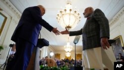 Американскиот претседател и индискиот премиер се ракуваат за време на прес-конференција во Белата куќа, 13 февруари 2025 година, во Вашингтон