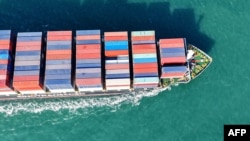 资料照片: 2025年1月13 日满载集装箱的货船驶出中国东部山东省青岛港。