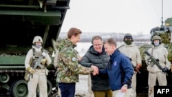 Finski ministar odbrane Antti Hakkanen, norveški ministar odbrane Bjorn Arild Gram i švedski ministar odbrane Pal Jonson u blizini granice između Finske, Norveške i Švedske, u Kilpisjarviju, Finska, 9. marta 2024.