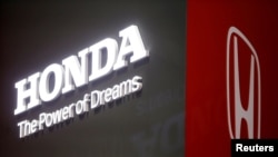 Logo Honda dipajang di Geneva International Motor Show ke-89 di Jenewa, Swiss, 5 Maret 2019. (Foto: REUTERS/Pierre Albouy)