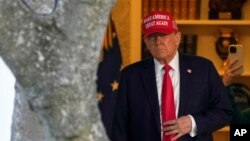 ২০২৫ সালের ২৮ ফেব্রুয়ারি হোয়াইট হাউসে সাউথ লনে প্রেসিডেন্ট ডনাল্ড ট্রাম্প।