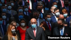 En primer plano se ve la nueva junta directiva del Parlamento venezolano. De izquierda a derecha: Iris Varela, Jorge Rodríguez y Didalco Bolívar.