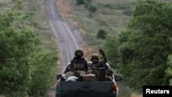 Українські військовослужбовці їдуть на пікапі біля лінії фронту, в умовах нападу Росії на Україну, біля міста Вовчанськ Харківської області, 12 червня 2024 року. REUTERS/В'ячеслав Ратинський