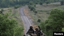 Tentara Ukraina mengendarai truk pick-up dekat garis depan yang terletak dekat Kota Vovchansk, di wilayah Kharkiv, Rabu, 12 Juni 2024. (Foto: Viacheslav Ratynskyi/Reuters)