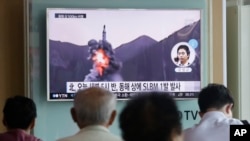 People watch a TV news program showing a file footage of North Korea's ballistic missile that the North claimed to have launched from underwater, at Seoul Railway station in Seoul, South Korea, Aug. 24, 2016. 